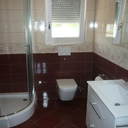 Apartman House In Near Sandy Beaches & Nin