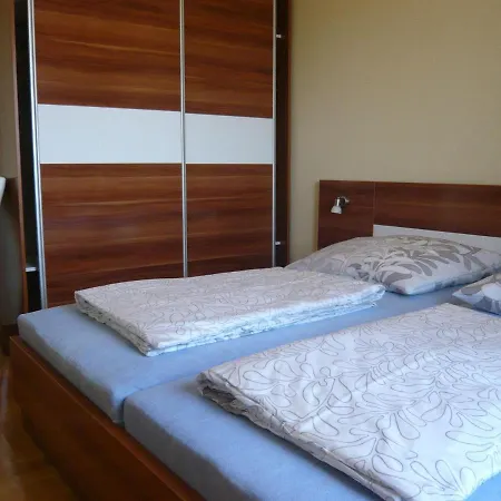 House In Near Sandy Beaches & Nin Apartman *