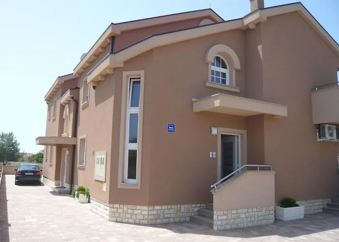 House In Near Sandy Beaches & Nin Apartament
