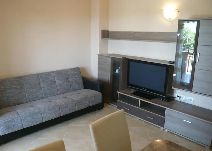 Apartament House In Near Sandy Beaches & Nin