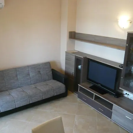 House In Near Sandy Beaches & Nin شقة