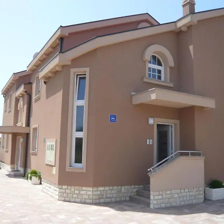 House In Near Sandy Beaches & Nin شقة